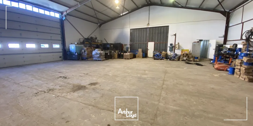 300m² de local d'activités sur 2600m² de terrain (ou 1300m²) à louer GRANS