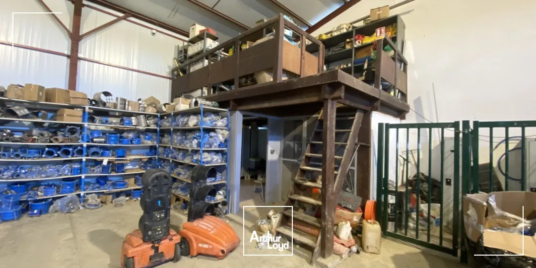 300m² de local d'activités sur 2600m² de terrain (ou 1300m²) à louer GRANS