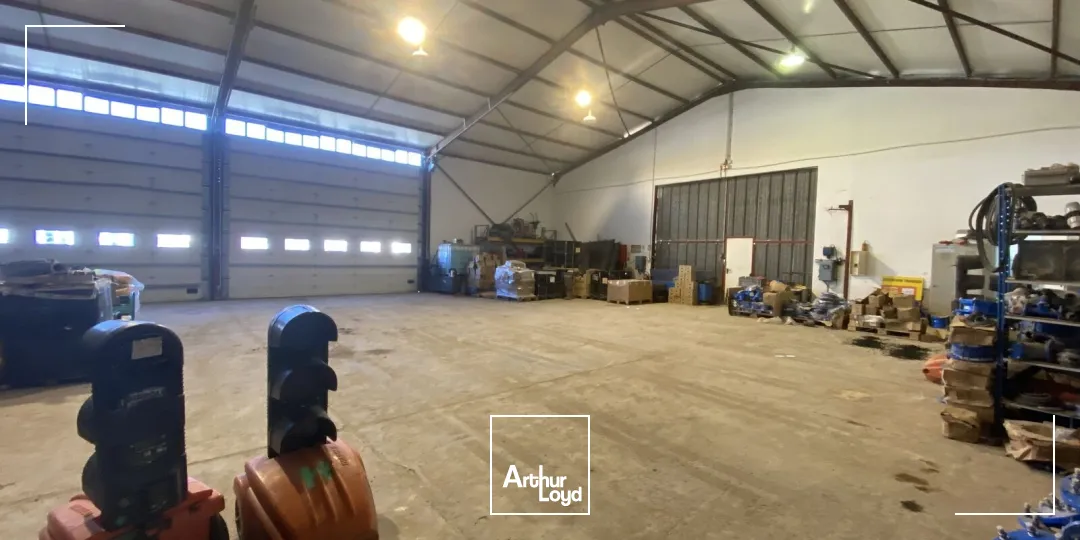 300m² de local d'activités sur 2600m² de terrain (ou 1300m²) à louer GRANS