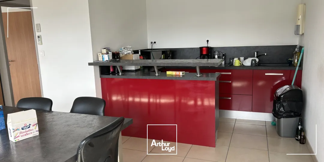 A Sainte-luce-s-loire, bâtiment mixte à louer