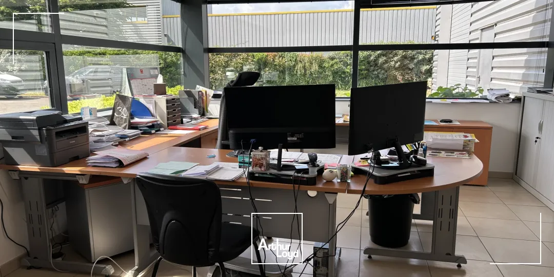 A Sainte-luce-s-loire, bâtiment mixte à louer