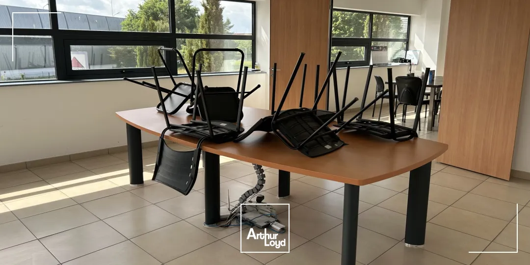 A Sainte-luce-s-loire, bâtiment mixte à louer