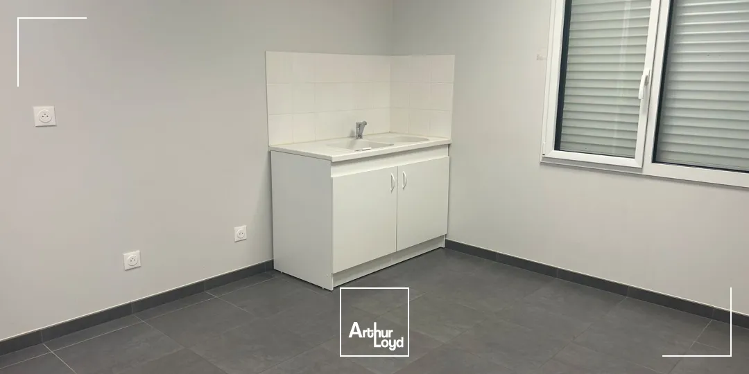 A St AIgnan Grandlieu, bâtiment d'activité à la location