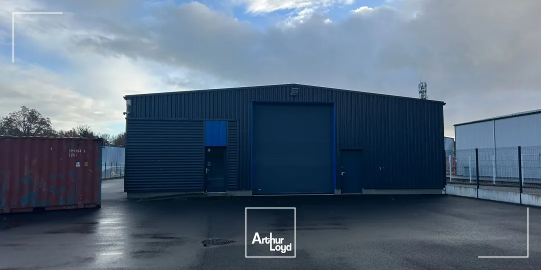 A St AIgnan Grandlieu, bâtiment d'activité à la location
