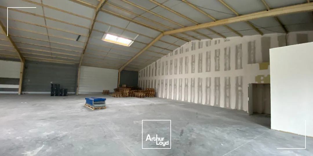 A LOUER local d'activité 683.1m² environ - Tonnay-Charente