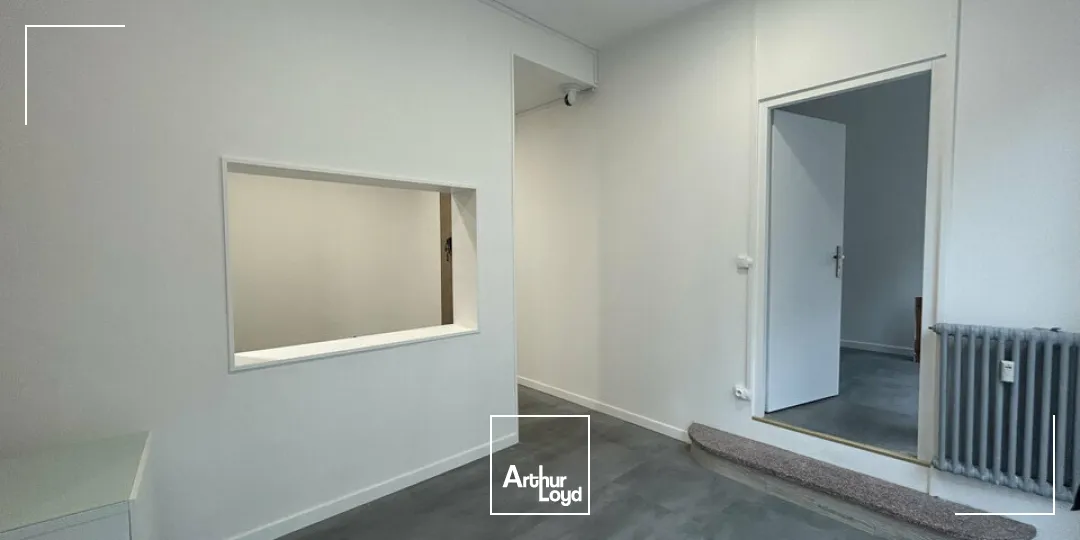 A LOUER - LOCAL COMMERCIAL AVEC VITRINE SUR AXE PASSANT À POITIERS - 105m²