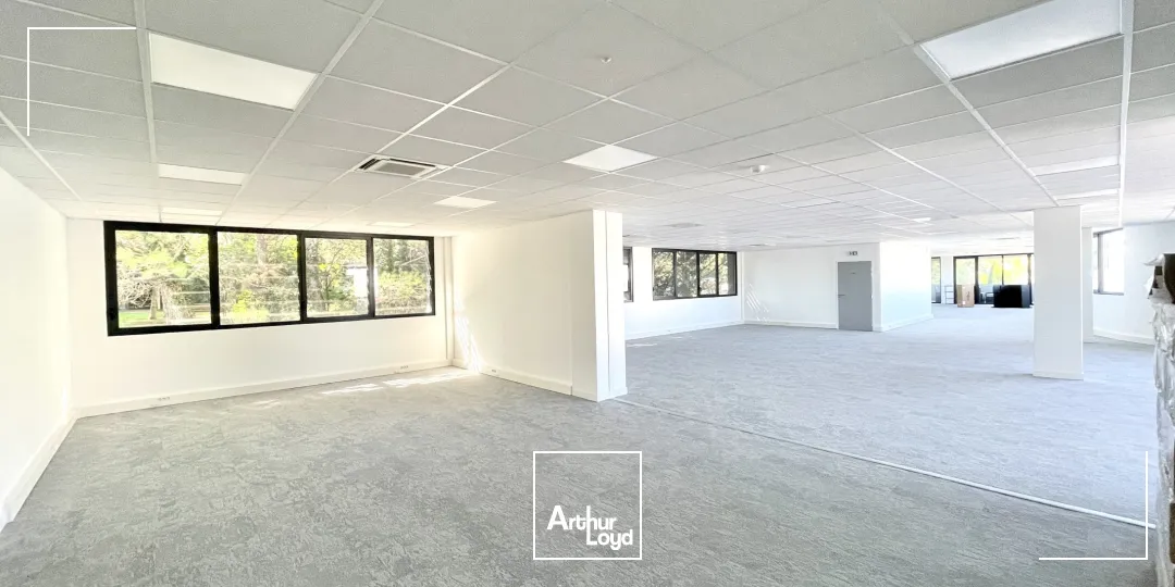 Rare à la location dans le Pôle d'activités: un immeuble neuf avec de belles prestations.