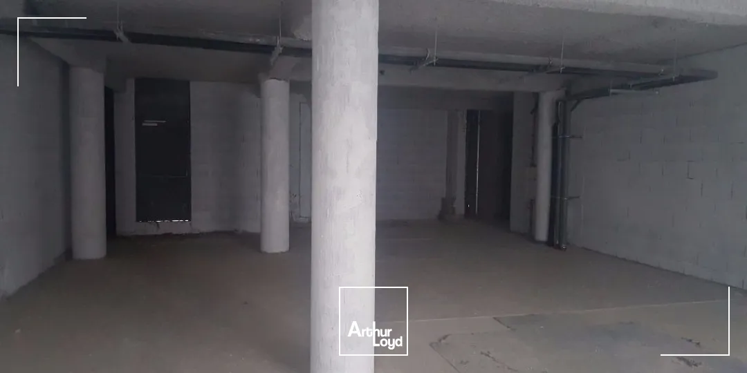 A VENDRE POITIERS A 2 PAS DES CORDELIERS BUREAUX EN REZ DE CHAUSSEE 158m²