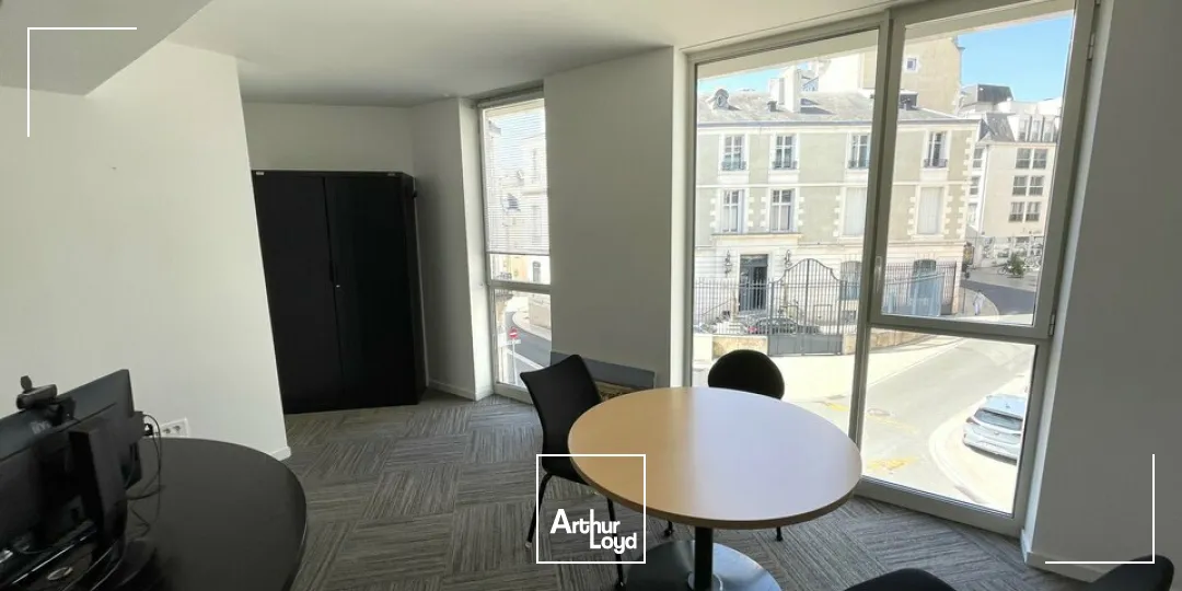 BUREAUX LOUES POUR INVESTISSEUR - EMPLACEMENT PRIME EN HYPER CENTRE DE POITIERS, RENTABILITÉ SÉCURISÉ ET LOCATAIRES INSTITUTIONNELS.