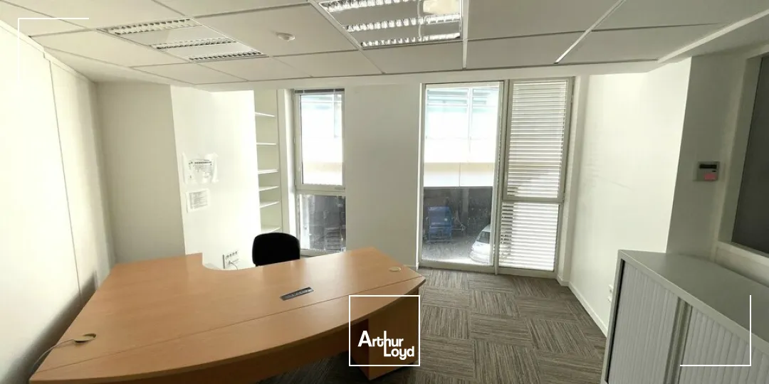 BUREAUX LOUES POUR INVESTISSEUR - EMPLACEMENT PRIME EN HYPER CENTRE DE POITIERS, RENTABILITÉ SÉCURISÉ ET LOCATAIRES INSTITUTIONNELS.