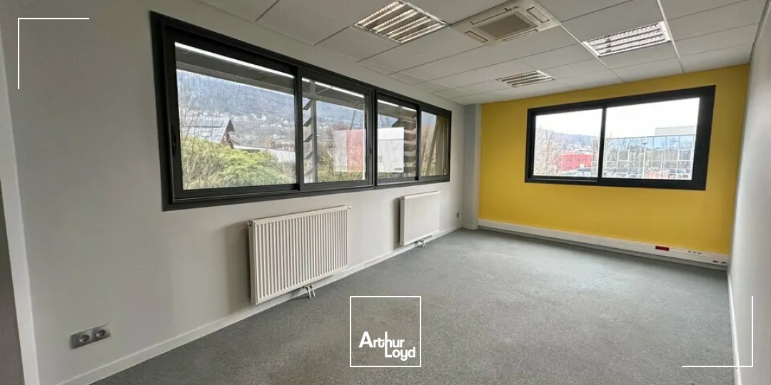A LOUER - BUREAUX DE 200m2 - PROXIMITE AUTOROUTE A43