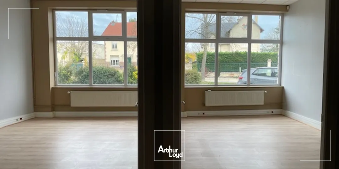 Surface commerciale/bureaux de 500 m2 environ à la vente situé en rez-de-chaussée au sein d'une copropriété avec parking privé.Local lumineux, situé sur un axe passant avec excelle...