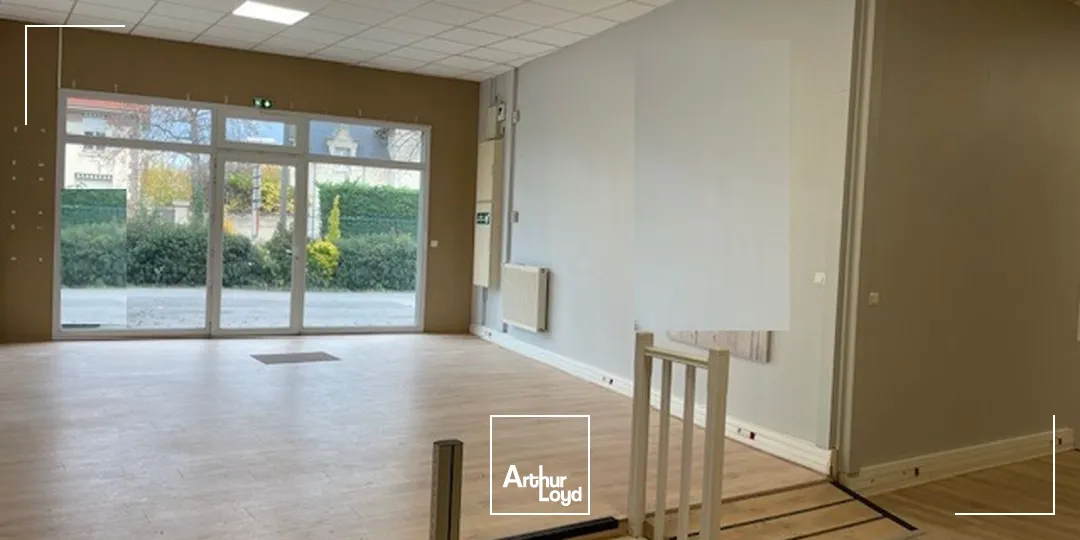 Surface commerciale/bureaux de 500 m2 environ à la vente situé en rez-de-chaussée au sein d'une copropriété avec parking privé.Local lumineux, situé sur un axe passant avec excelle...