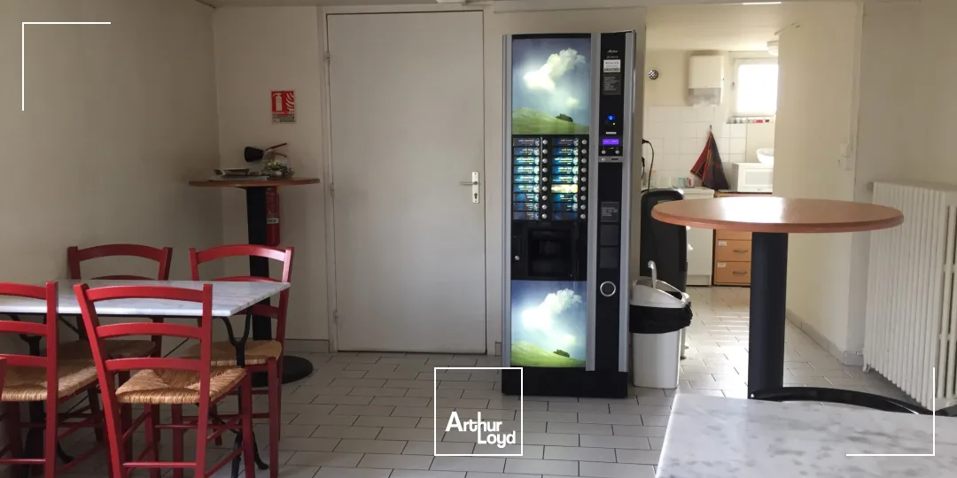 Excellente visibilité. Bel emplacement sur axe passant. Locaux de 502 m2 situés proche du centre ville de Soissons. Disponible immédiatement.