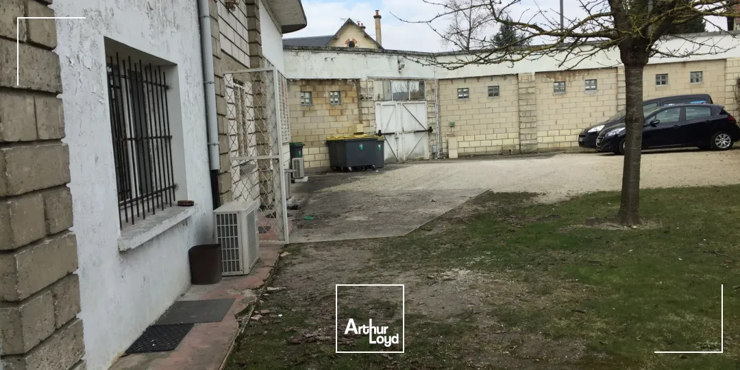 Excellente visibilité. Bel emplacement sur axe passant. Locaux de 502 m2 situés proche du centre ville de Soissons. Disponible immédiatement.