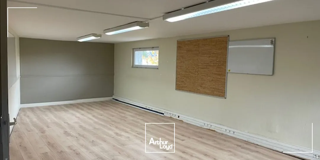 Excellente visibilité. Bel emplacement sur axe passant. Locaux de 502 m2 situés proche du centre ville de Soissons. Disponible immédiatement.