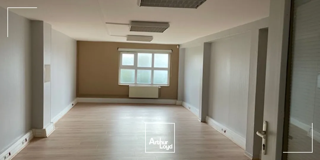 Excellente visibilité. Bel emplacement sur axe passant. Locaux de 502 m2 situés proche du centre ville de Soissons. Disponible immédiatement.