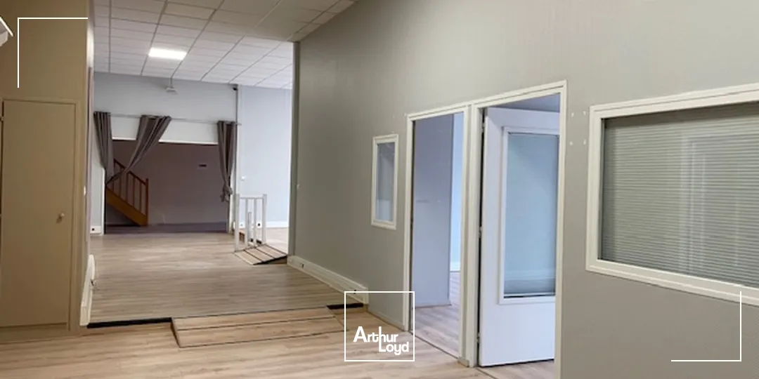 Excellente visibilité. Bel emplacement sur axe passant. Locaux de 502 m2 situés proche du centre ville de Soissons. Disponible immédiatement.