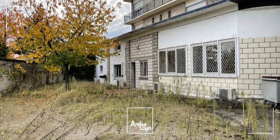 Surface commerciale/bureaux de 500 m2 environ à la vente situé en rez-de-chaussée au sein d'une copropriété avec parking privé.Local lumineux, situé sur un axe passant avec excelle...