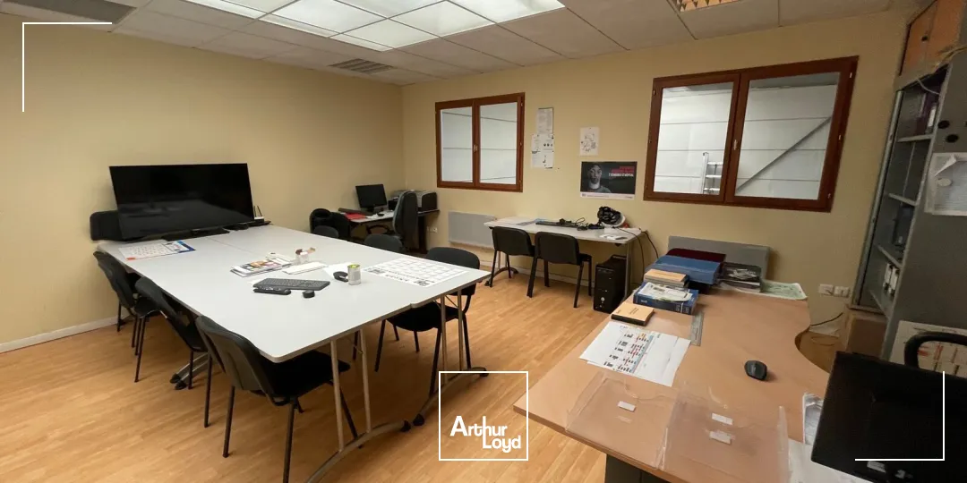 A Louer - Local d'activité d'environ 270 m2 