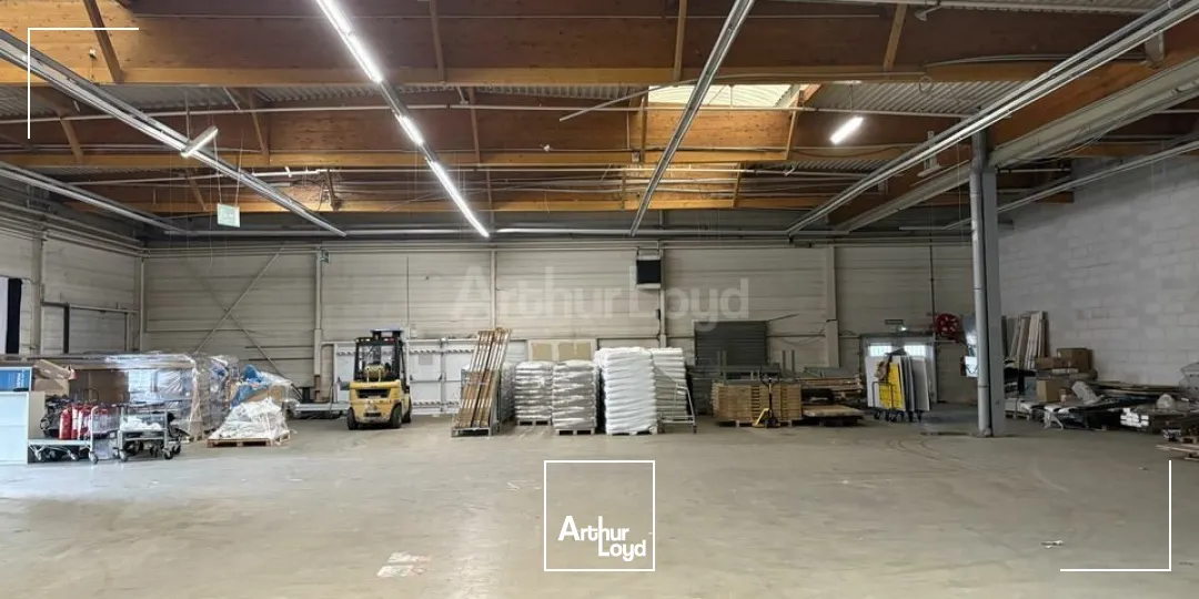 LOCAL COMMERCIAL à LOUER de 1396 m²