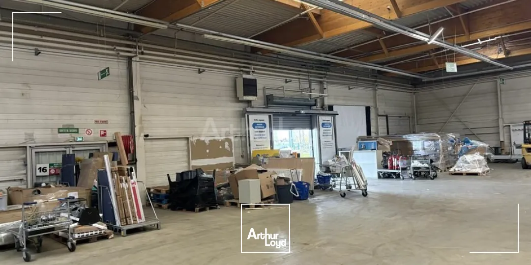 LOCAL COMMERCIAL à LOUER de 1396 m²