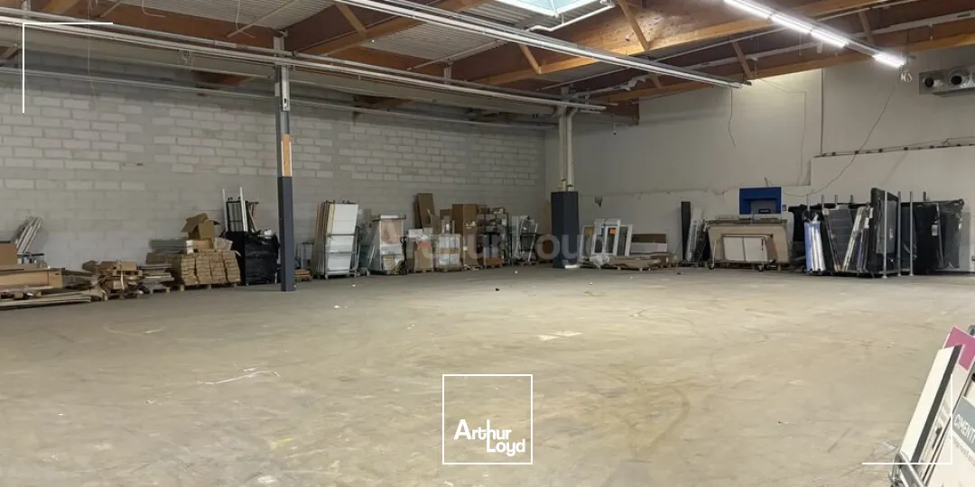 LOCAL COMMERCIAL à LOUER de 1396 m²