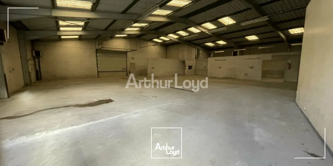 Grand local d'activité avec Bureaux