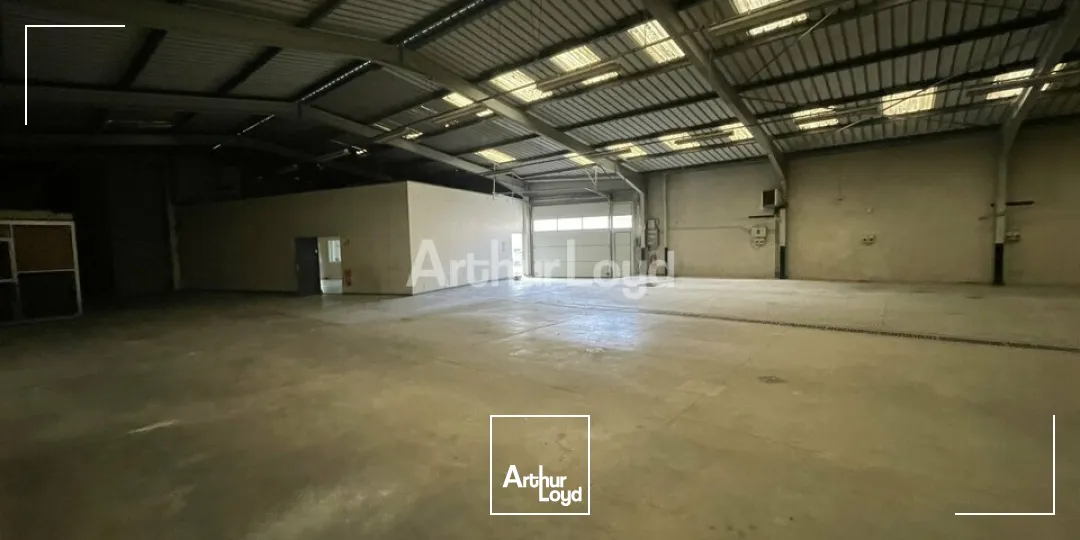 Grand local d'activité avec Bureaux
