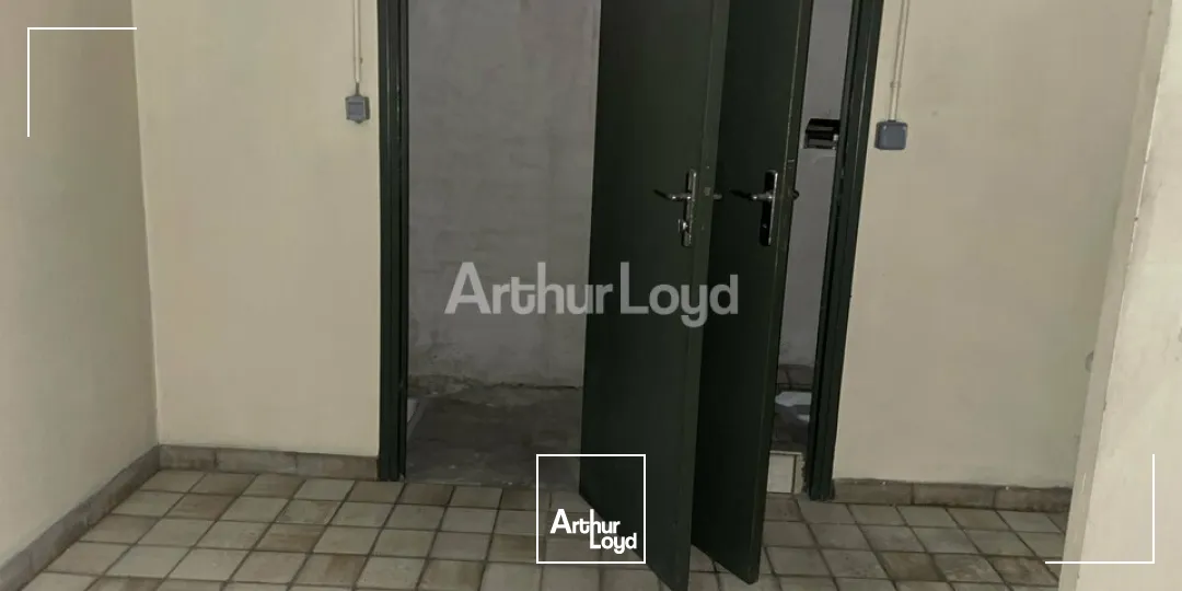 Grand local d'activité avec Bureaux