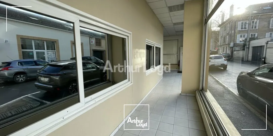 Grand local d'activité avec Bureaux