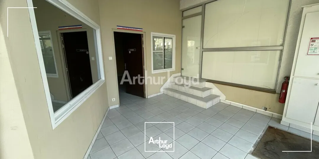 Grand local d'activité avec Bureaux