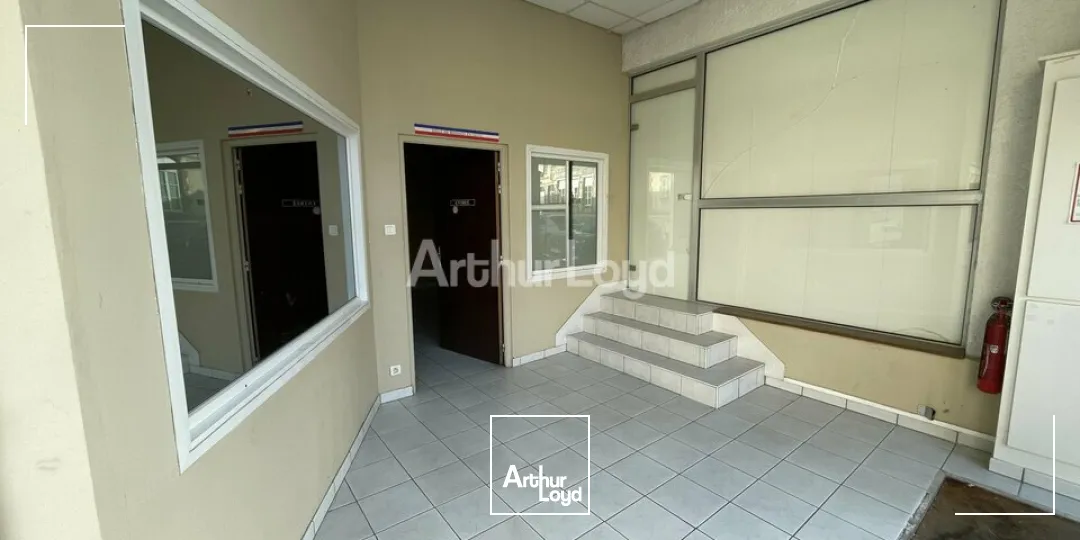 Grand local d'activité avec Bureaux