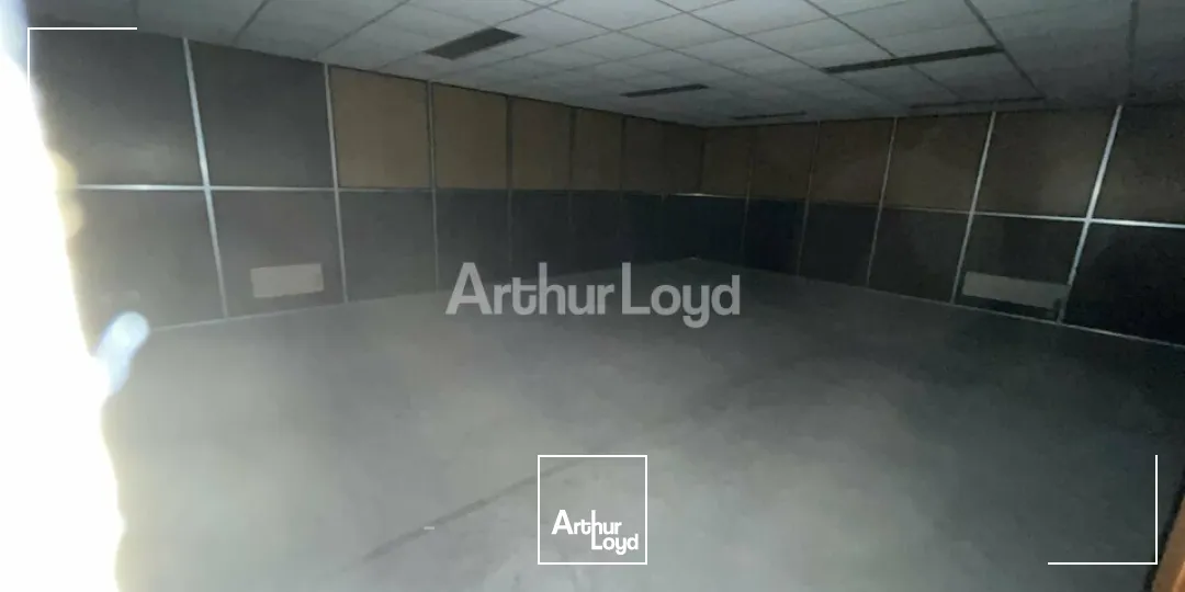 Grand local d'activité avec Bureaux