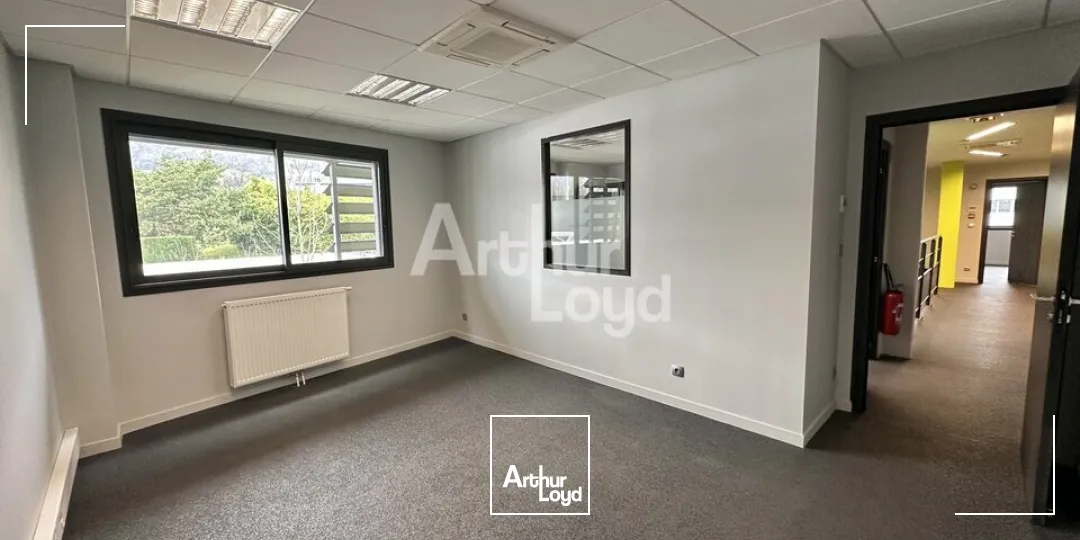 A LOUER - BUREAUX DE 200m2 - PROXIMITE AUTOROUTE A43