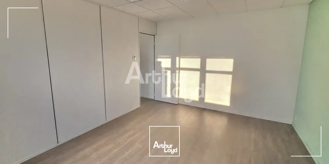 À LOUER  BUREAUX LUMINEUX À TECHNOLAC