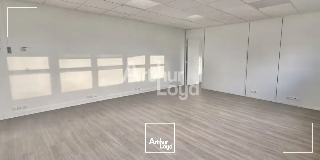 À LOUER  BUREAUX LUMINEUX À TECHNOLAC