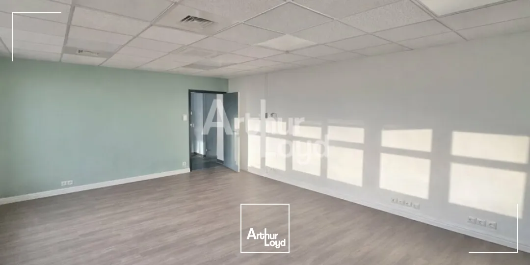 À LOUER  BUREAUX LUMINEUX À TECHNOLAC