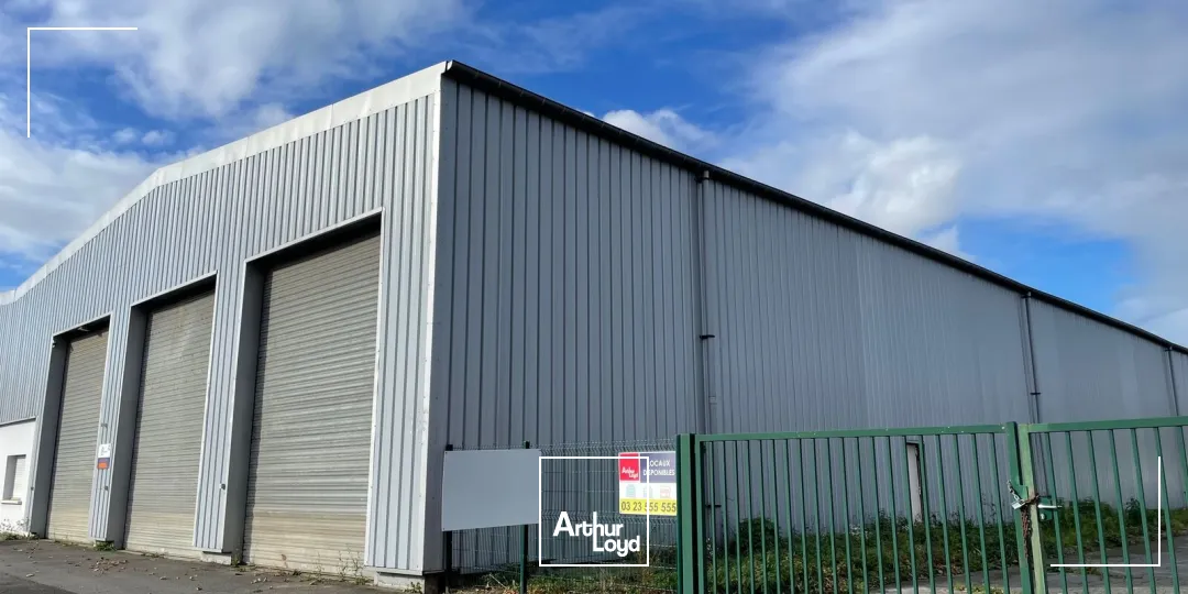 Situé en ZI à Soissons, une cellule de 500 m2 disponible immédiatement à la location.3 Portes sectionnelles - Belle hauteur sous poutre. Cour extérieur goudronnéeBureau et locaux s...