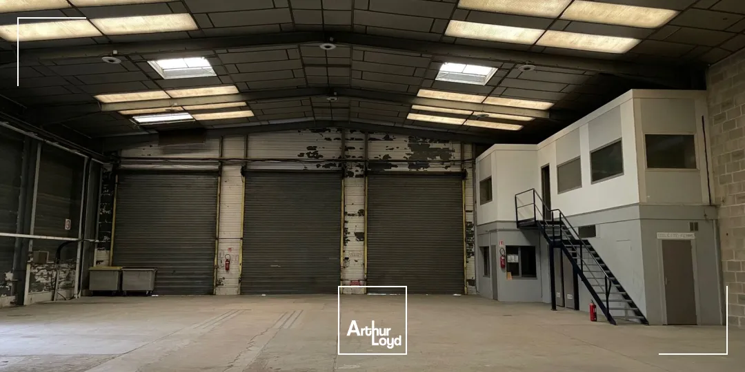 Situé en ZI à Soissons, une cellule de 500 m2 disponible immédiatement à la location.3 Portes sectionnelles - Belle hauteur sous poutre. Cour extérieur goudronnéeBureau et locaux s...