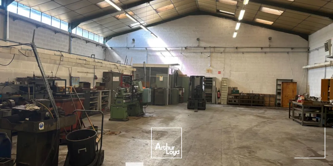 A vendre - Bâtiments d'activités indépendant avec quai - Décines Charpieu