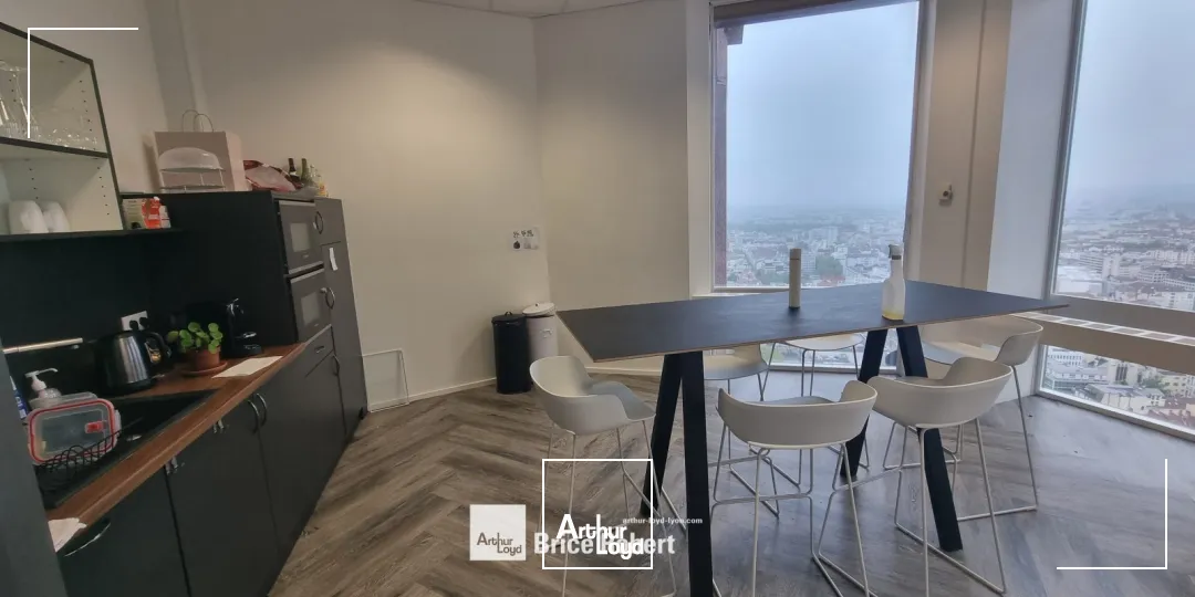 A louer - TOUR PART DIEU - Bureaux au R+30 dans l'immeuble emblématique de la 