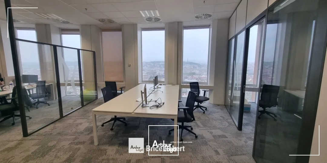 A louer - TOUR PART DIEU - Bureaux au R+30 dans l'immeuble emblématique de la 