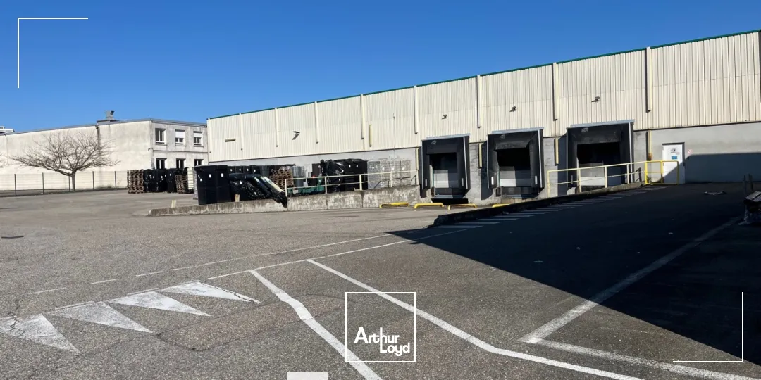 à louer - Locaux d'activités de plus de 25&nbsp;000 m² - Saint-Priest