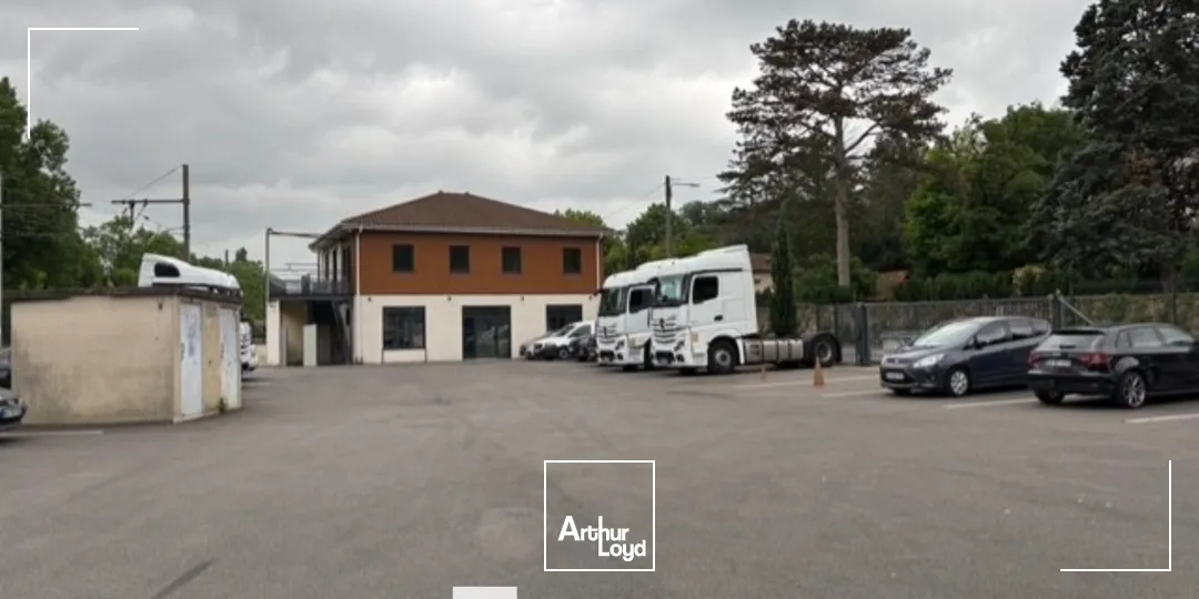 à louer - local d'activités avec un terrain enrobé pour véhicules lourds - Irigny