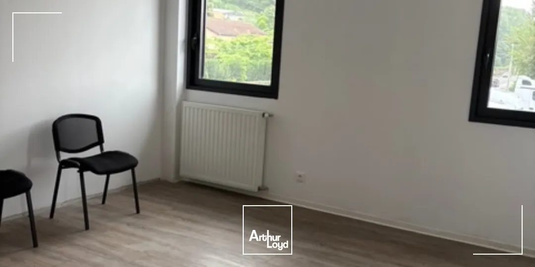 à louer - local d'activités avec un terrain enrobé pour véhicules lourds - Irigny