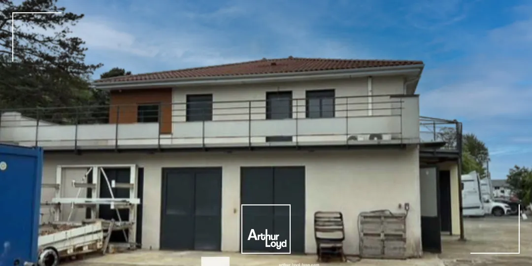 A louer - local d'activités idéal pour activités nécessitant du stockage extérieur - Irigny