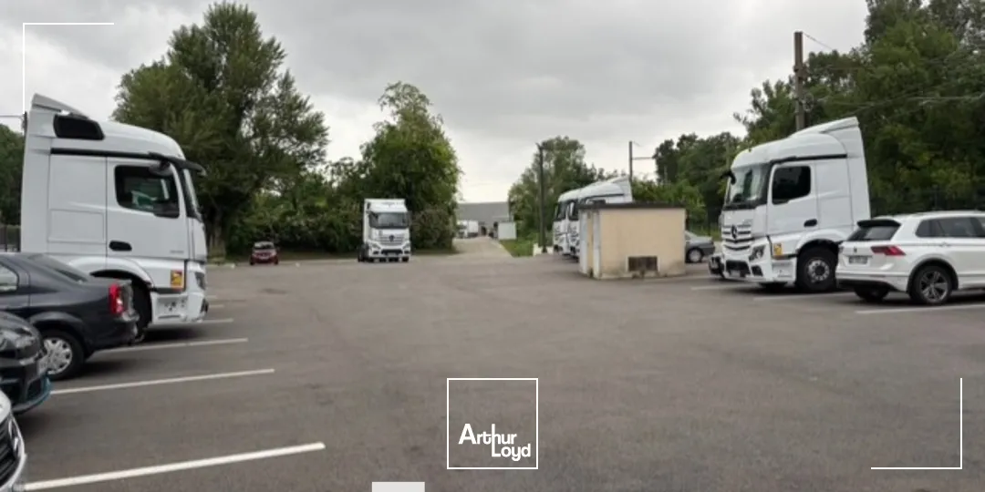 A louer - local d'activités idéal pour activités nécessitant du stockage extérieur - Irigny