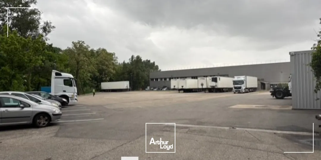 A louer - local d'activités idéal pour activités nécessitant du stockage extérieur - Irigny