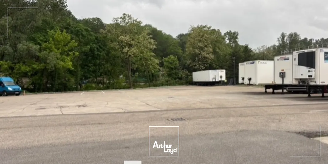 A louer - local d'activités idéal pour activités nécessitant du stockage extérieur - Irigny